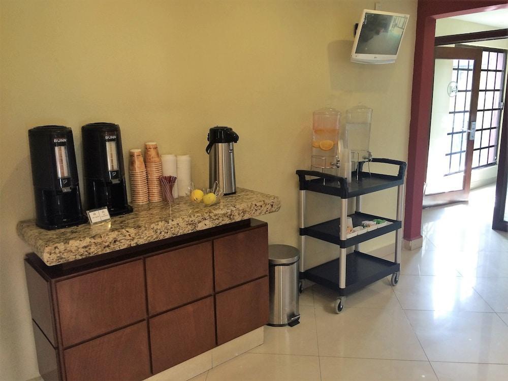 Quinta Dorada Hotel & Suites Saltillo Exterior photo