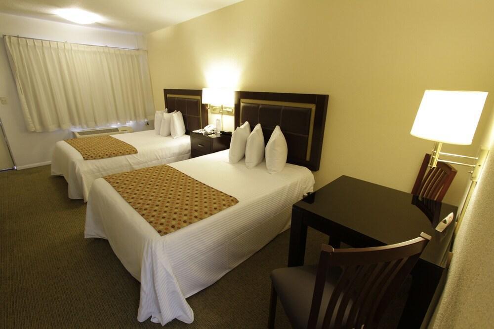 Quinta Dorada Hotel & Suites Saltillo Exterior photo