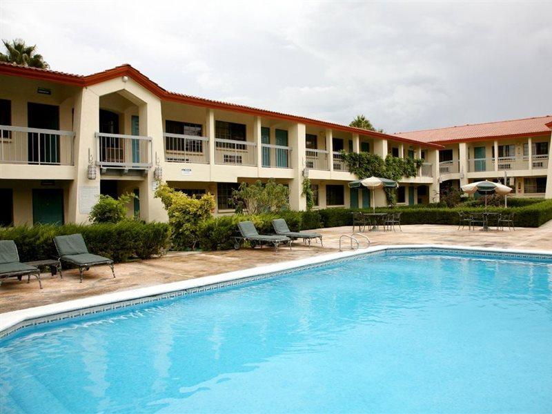 Quinta Dorada Hotel & Suites Saltillo Exterior photo