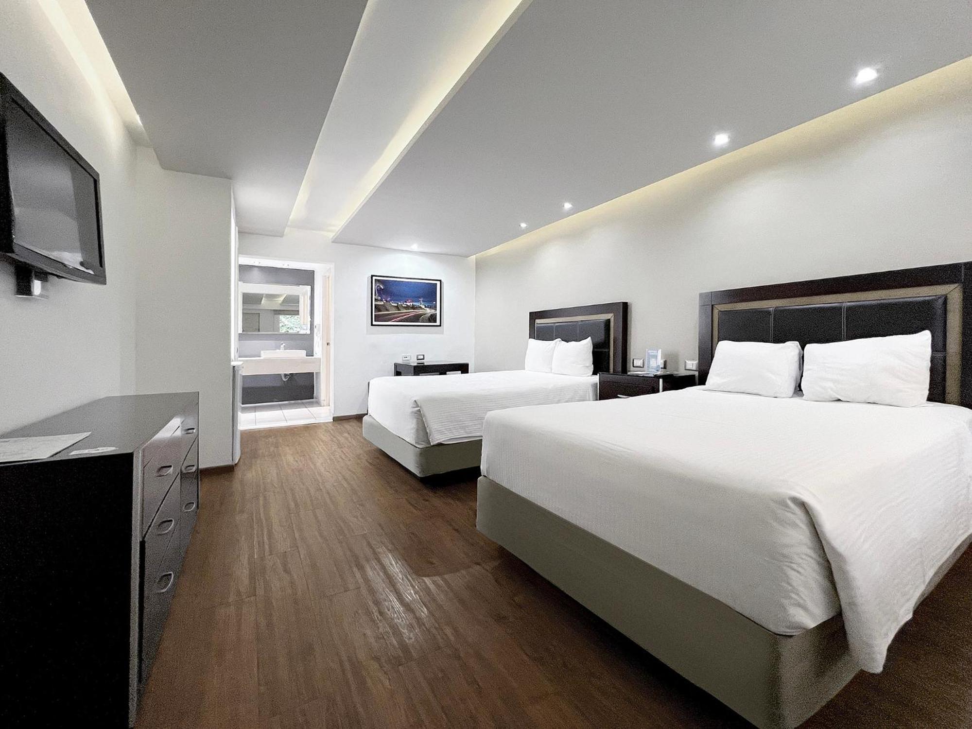 Quinta Dorada Hotel & Suites Saltillo Exterior photo