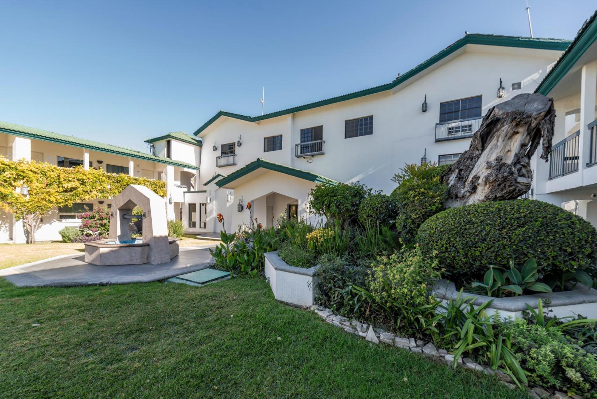 Quinta Dorada Hotel & Suites Saltillo Exterior photo