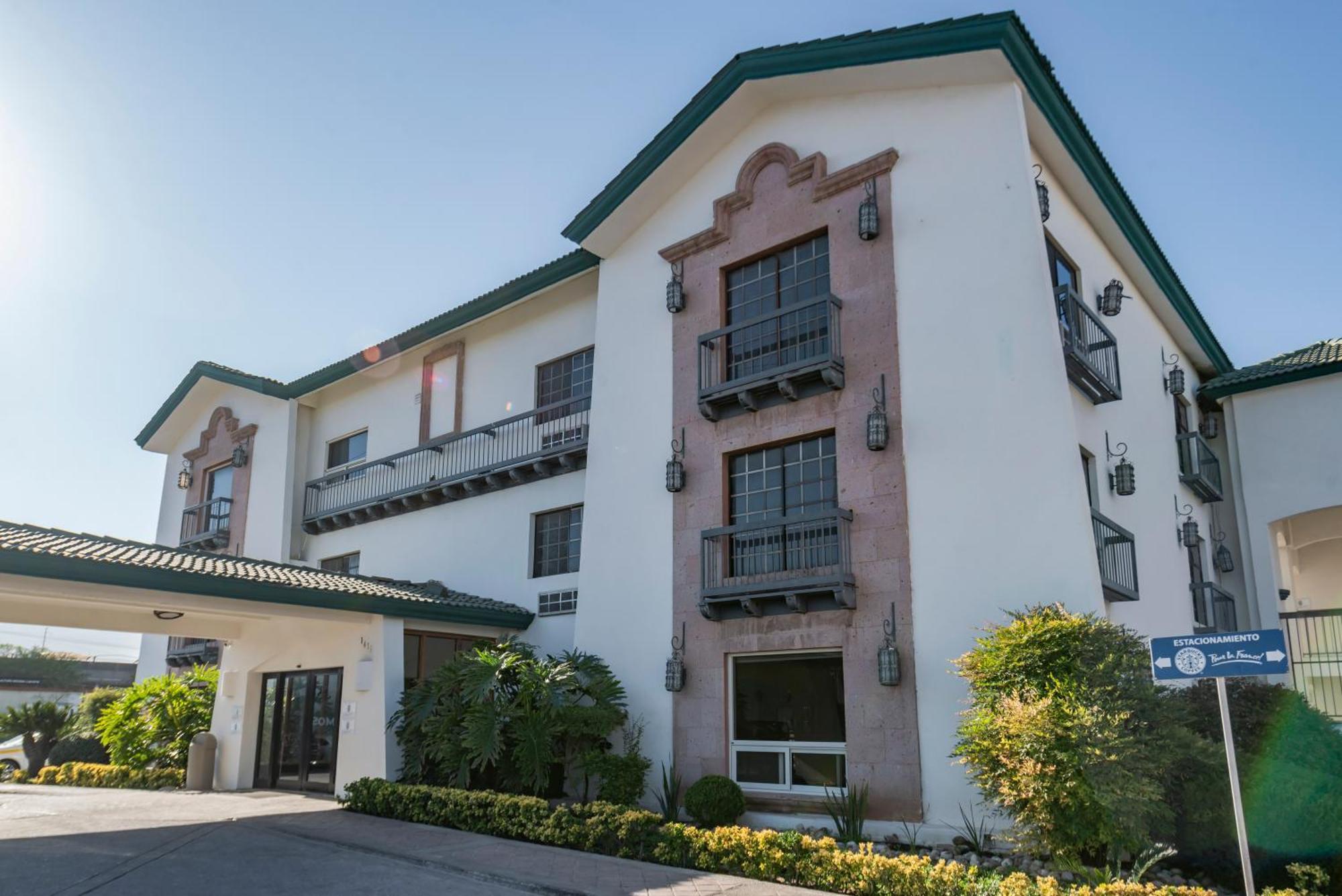 Quinta Dorada Hotel & Suites Saltillo Exterior photo