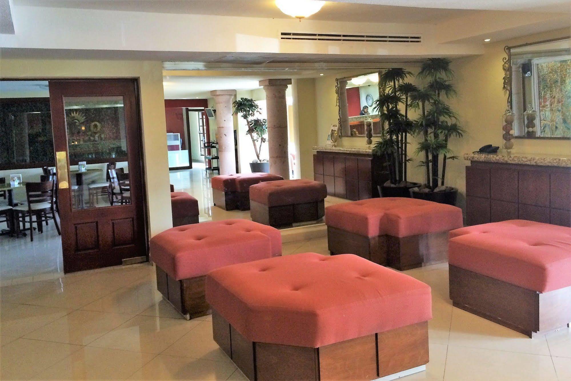 Quinta Dorada Hotel & Suites Saltillo Exterior photo