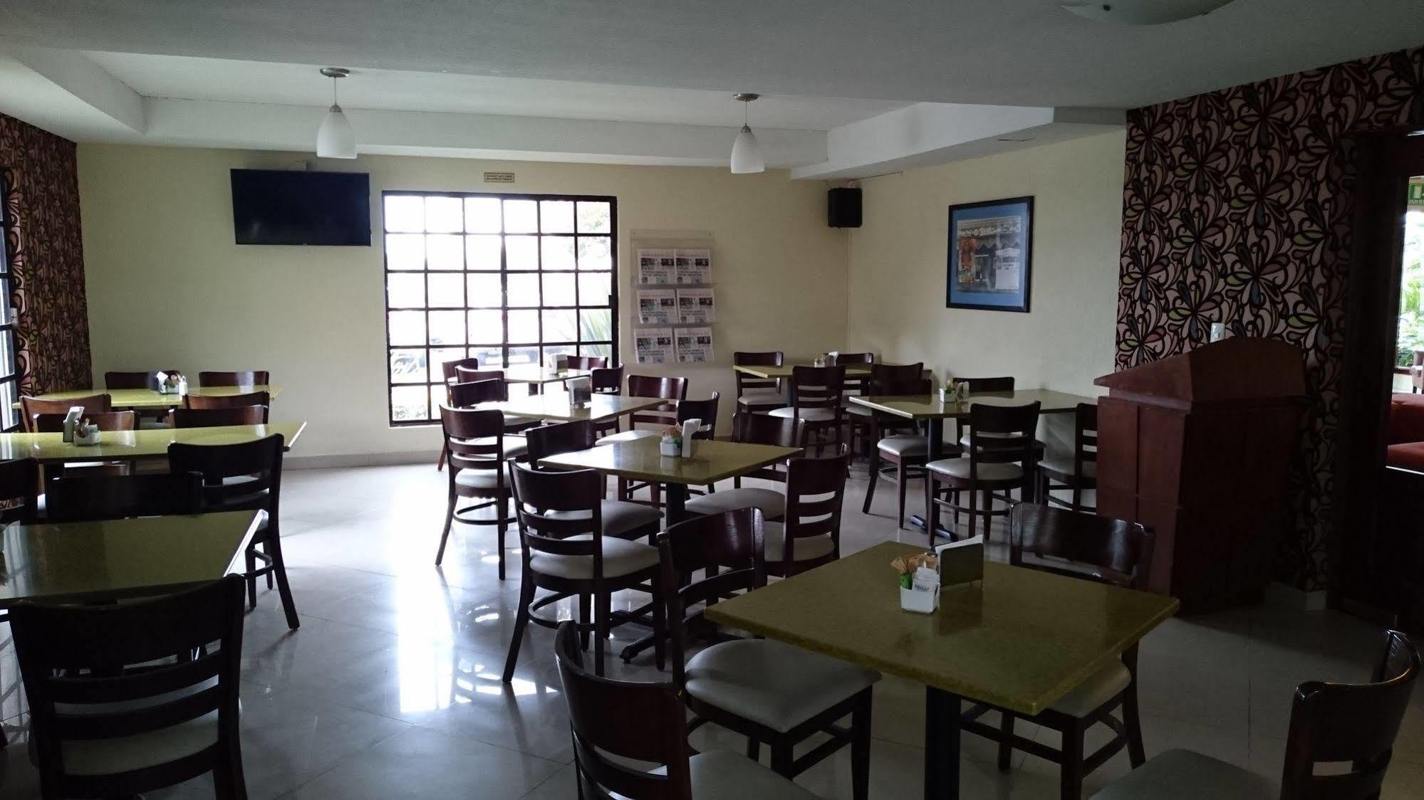 Quinta Dorada Hotel & Suites Saltillo Exterior photo