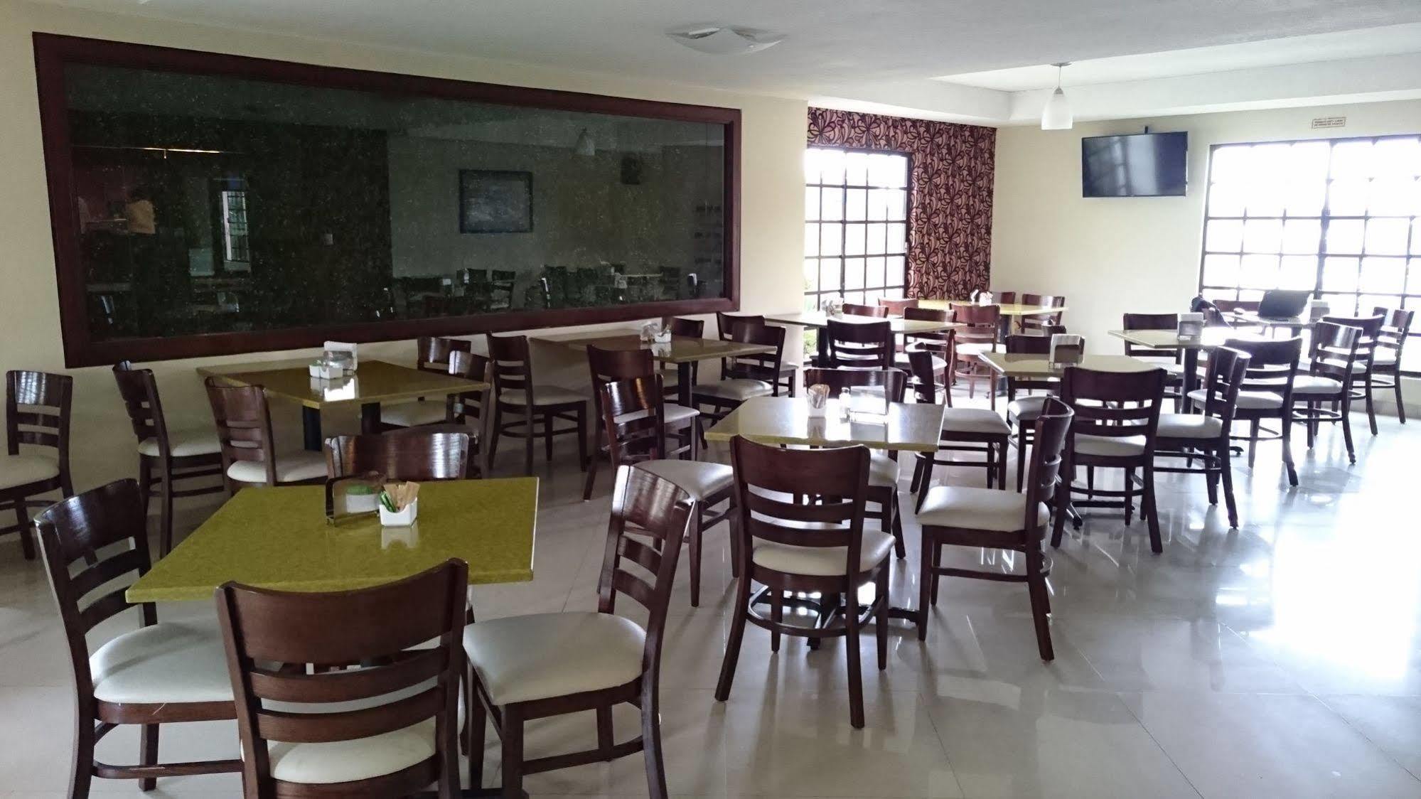 Quinta Dorada Hotel & Suites Saltillo Exterior photo