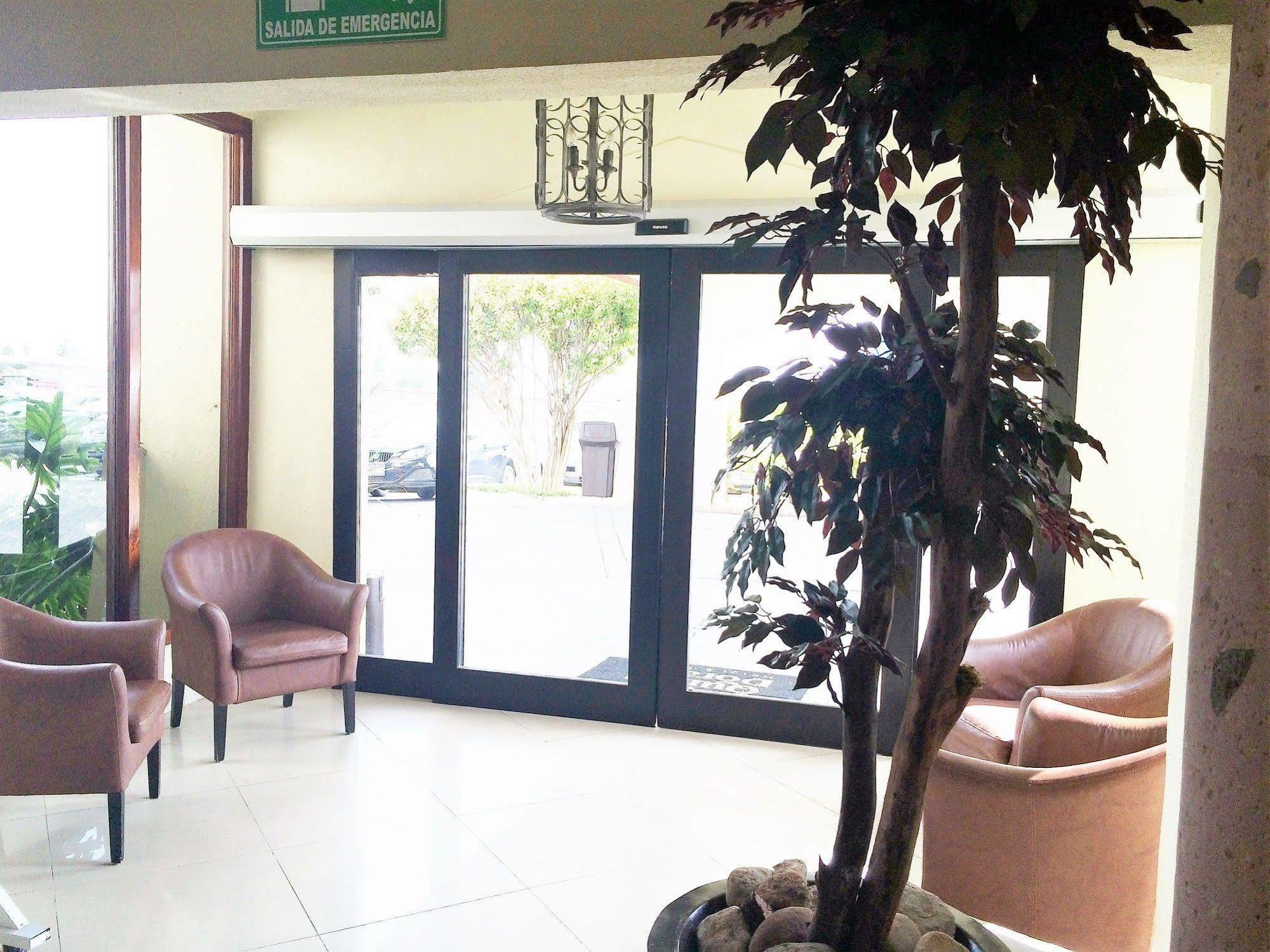 Quinta Dorada Hotel & Suites Saltillo Exterior photo