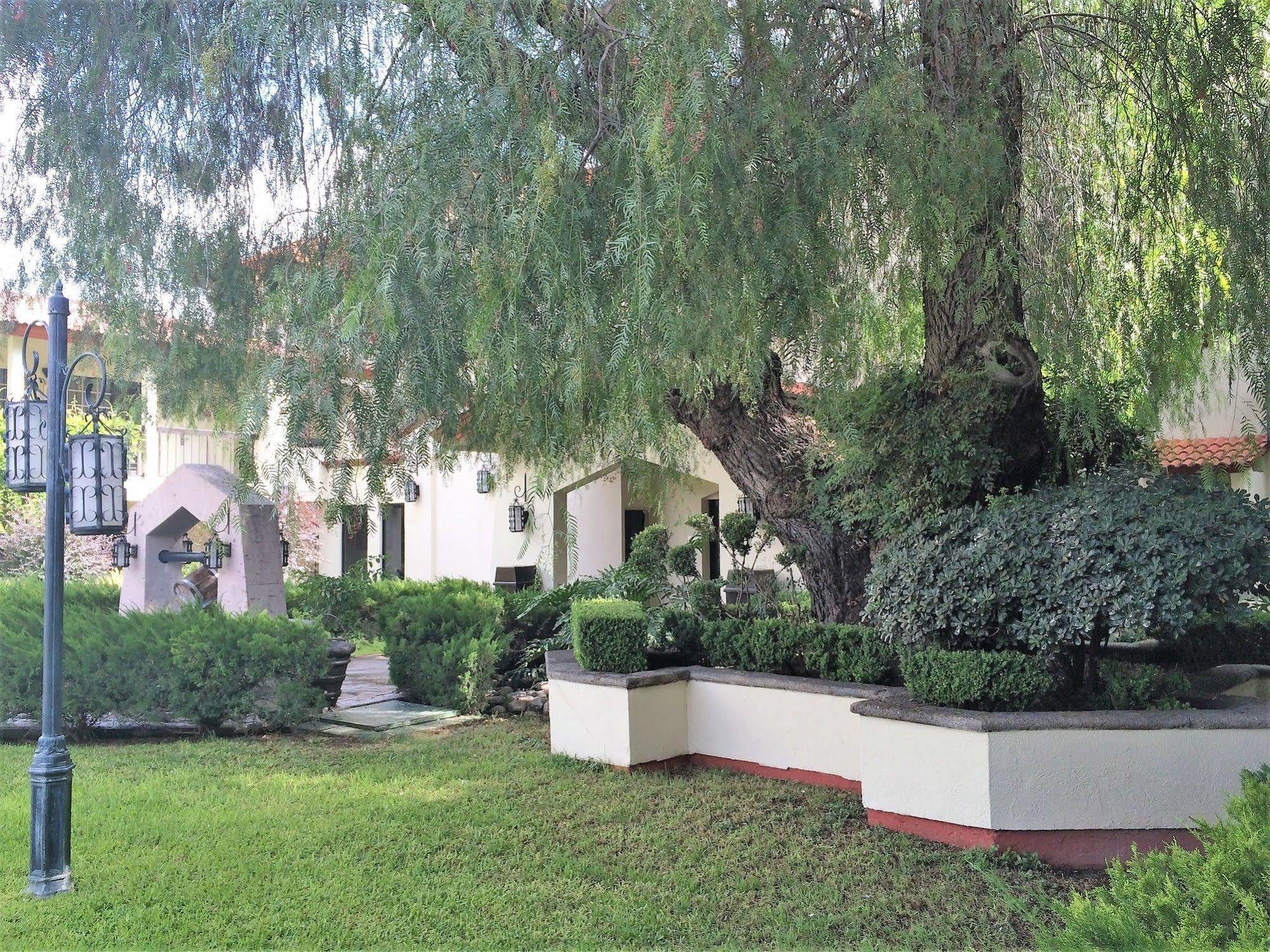 Quinta Dorada Hotel & Suites Saltillo Exterior photo
