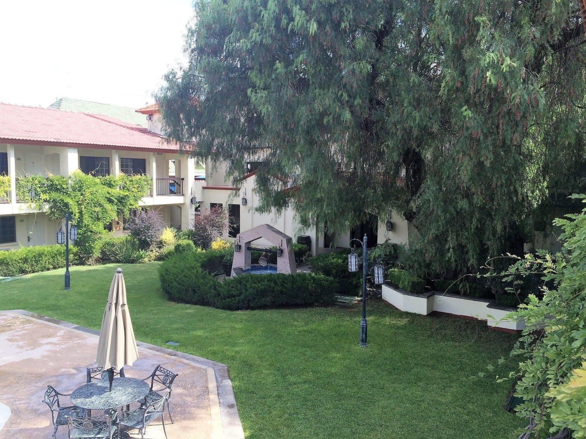 Quinta Dorada Hotel & Suites Saltillo Exterior photo