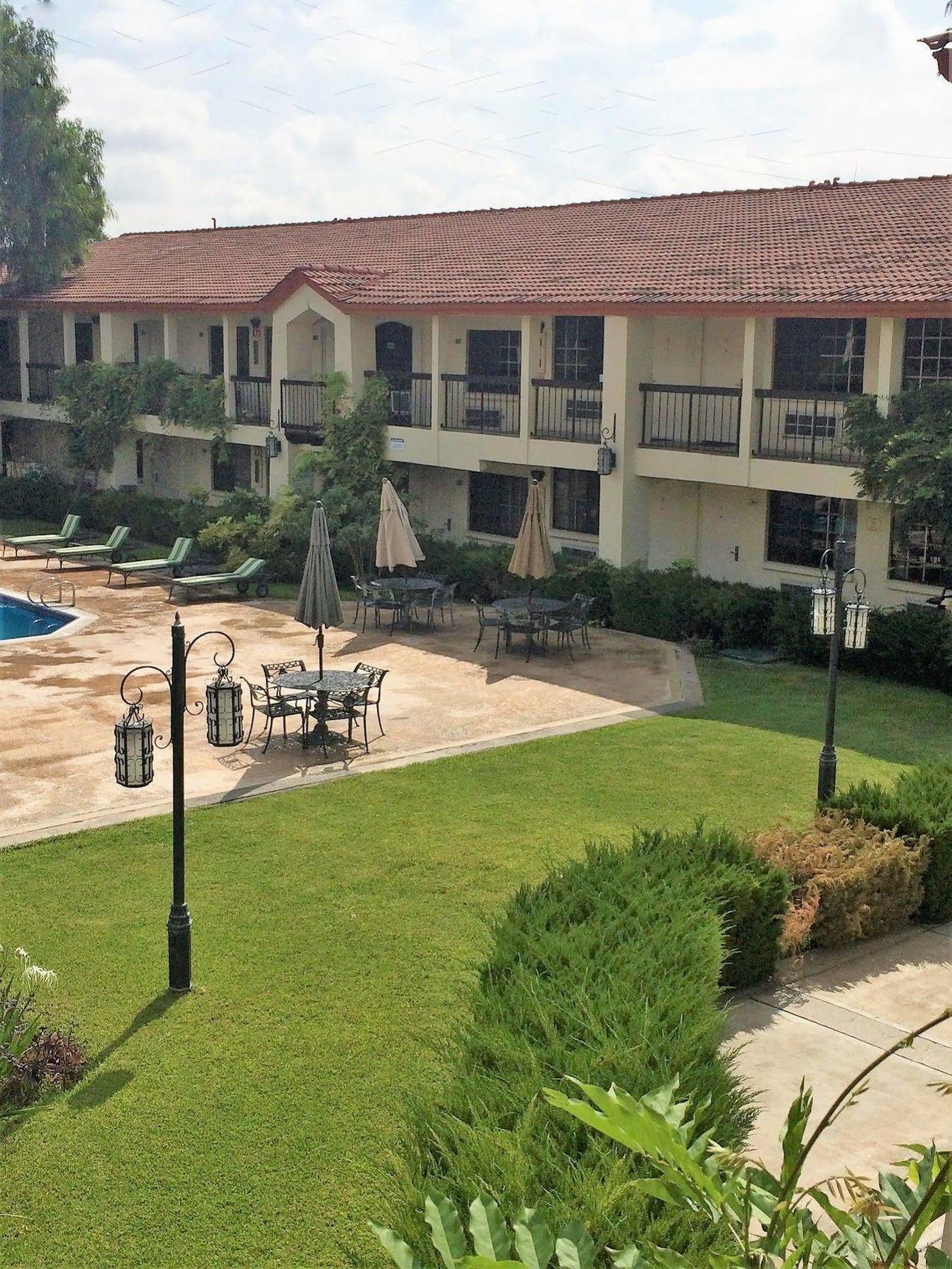 Quinta Dorada Hotel & Suites Saltillo Exterior photo
