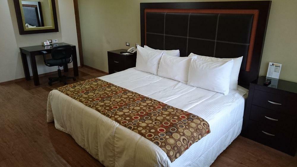 Quinta Dorada Hotel & Suites Saltillo Exterior photo